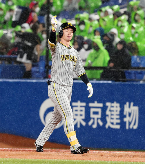 ヤクルト対阪神　1回表阪神1死三塁、近本は右前適時打を放ちベンチにポーズ（撮影・加藤哉）