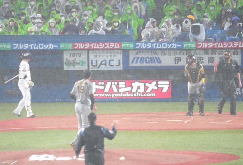 1回裏ヤクルト2死一塁、打者村上の時、降雨で中断する（撮影・江口和貴）