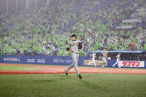 ヤクルト対阪神　1回裏ヤクルト2死一塁、打者村上のとき雨が強くなりベンチへ引き揚げる藤浪（撮影・加藤哉）