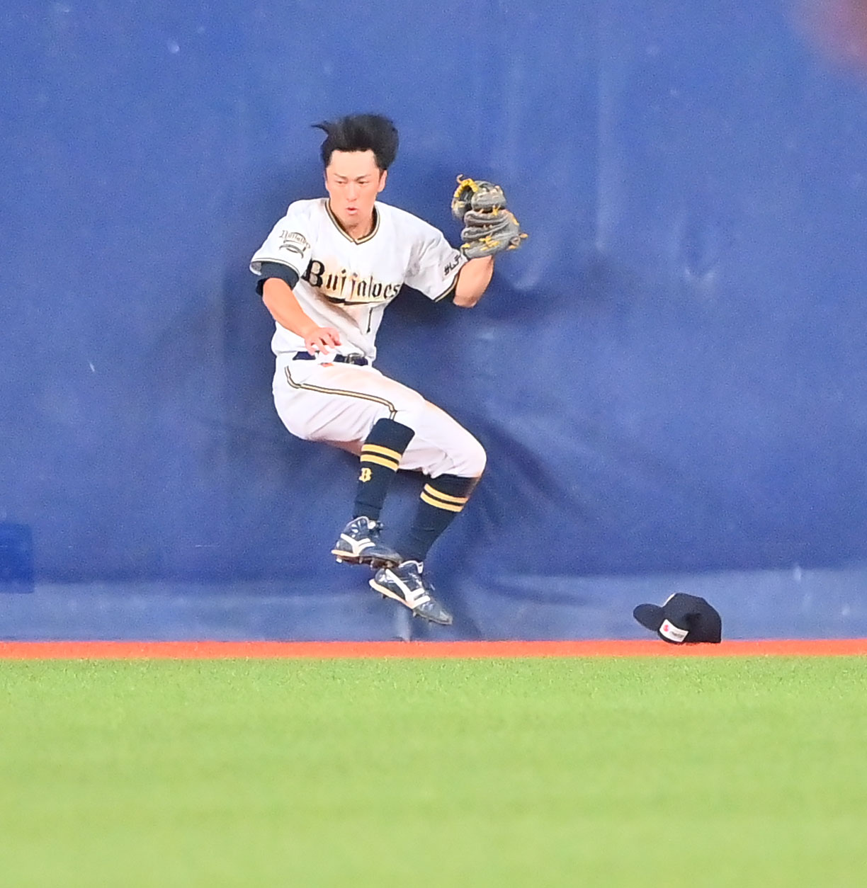 オリックス対ソフトバンク　2回表ソフトバンク2死二塁、甲斐の打球を背走し好捕する中堅手福田（撮影・和賀正仁）