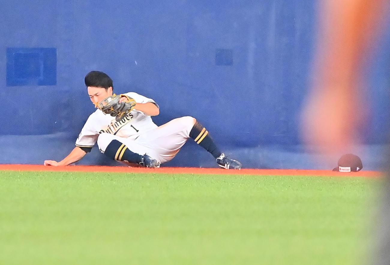 オリックス対ソフトバンク　2回表ソフトバンク2死二塁、甲斐の打球を背走し好捕する中堅手福田（撮影・和賀正仁）