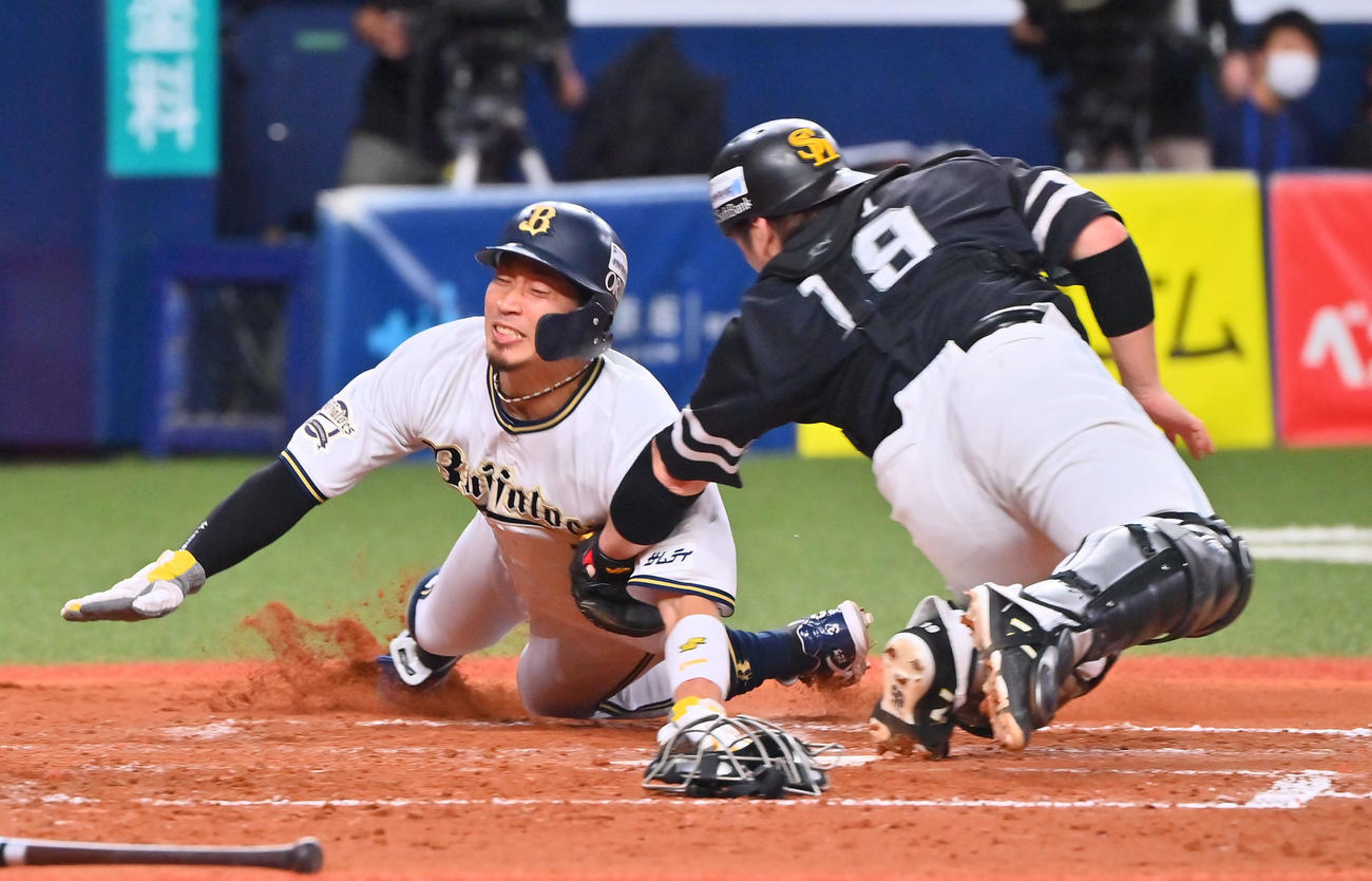 オリックス対ソフトバンク　2回裏オリックス1死満塁、宗の中飛で本塁を狙った安達はタッチアウト（撮影・和賀正仁）