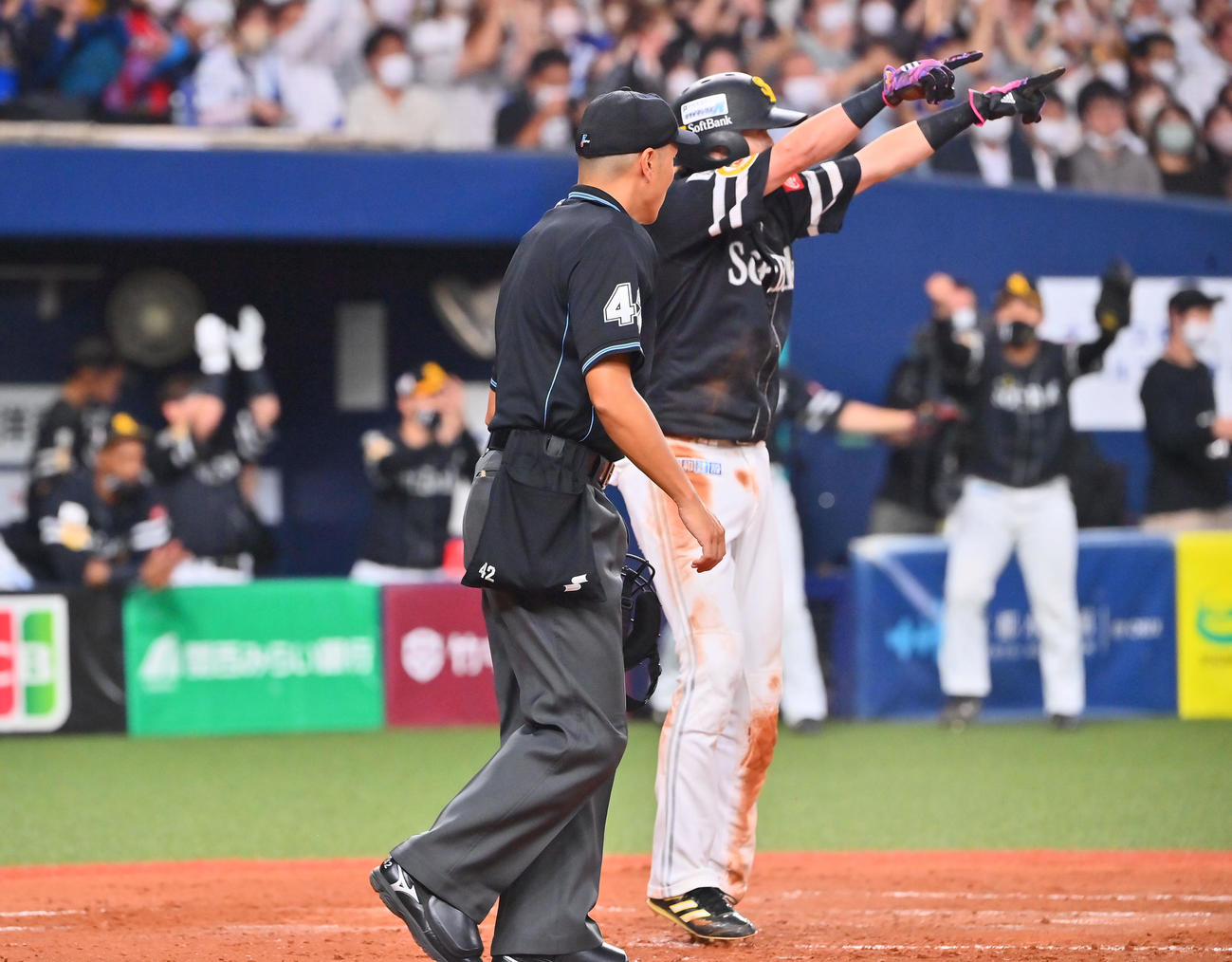 オリックス対ソフトバンク　3回表ソフトバンク1死一塁、柳田の二塁打で生還する周東（撮影・和賀正仁）