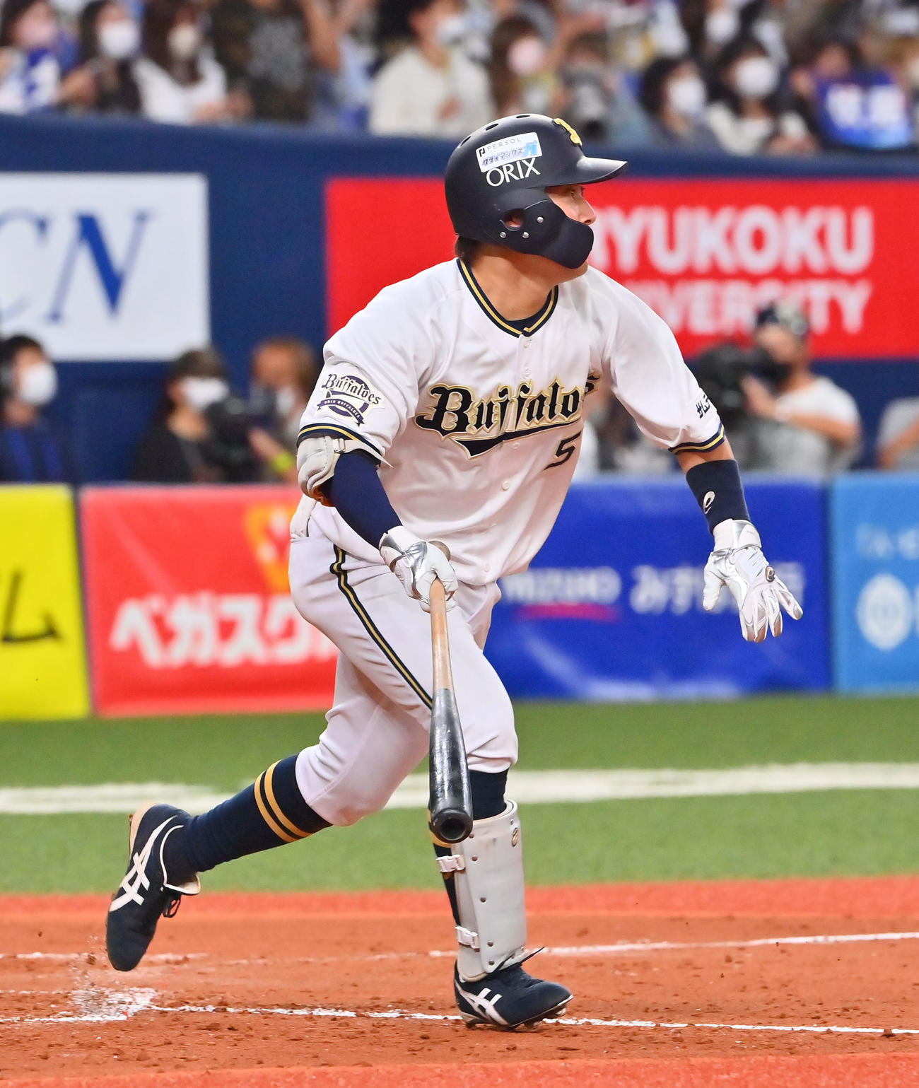 オリックス対ソフトバンク　3回裏オリックス無死一、三塁、中犠飛を放つ西野（撮影・和賀正仁）