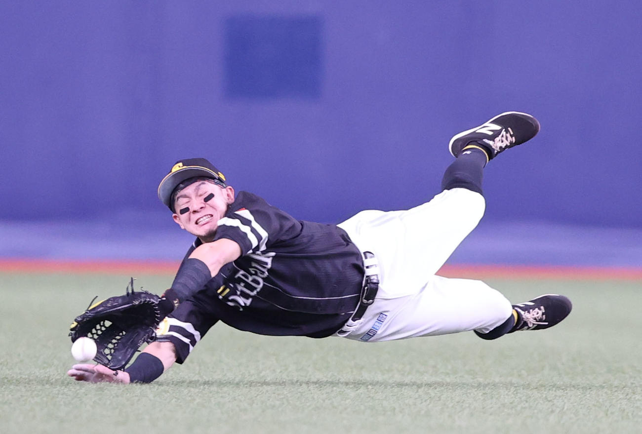 オリックス対ソフトバンク　4回裏オリックス2死、宗佑磨の打球に飛びつく中堅手の牧原大成、中前安打となるが好プレー（撮影・梅根麻紀）