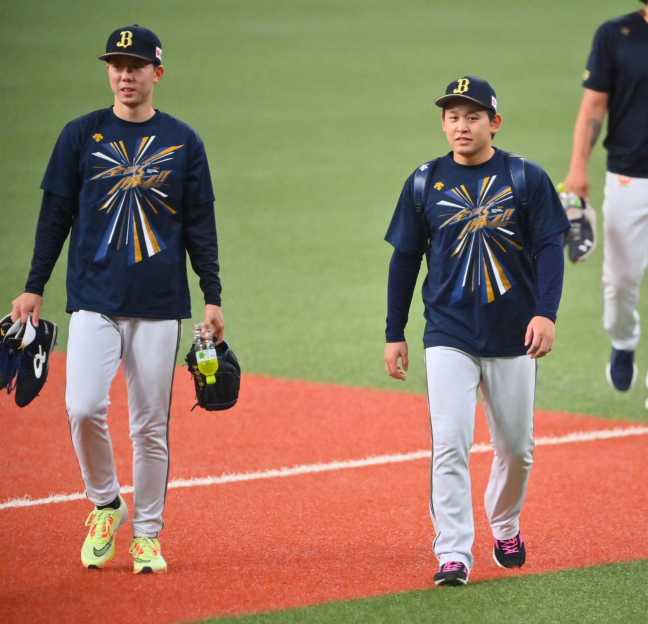 笑顔で練習を切り上げる宮城、左は本田（撮影・和賀正仁）