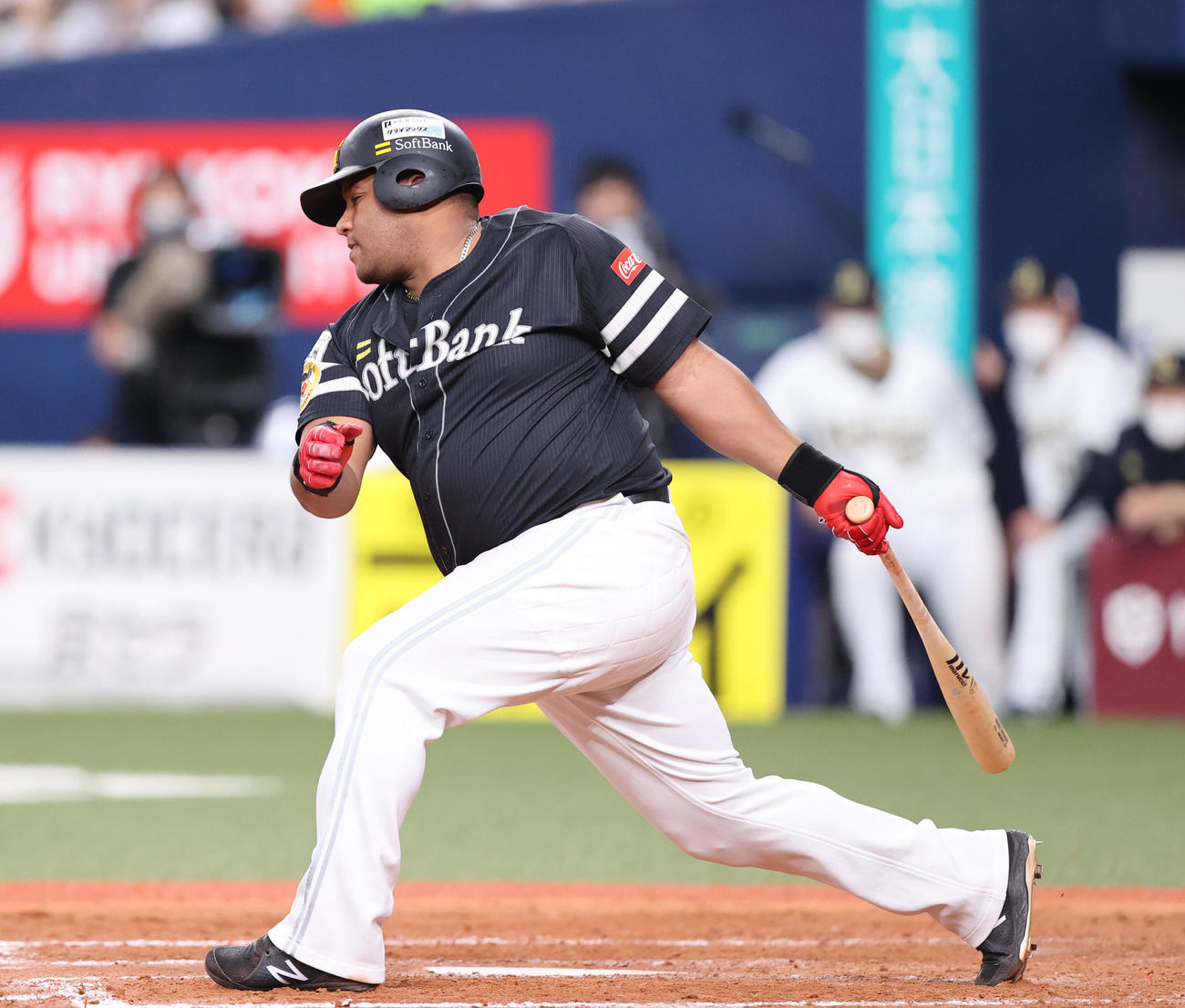 オリックス対ソフトバンク　9回表ソフトバンク2死一、二塁、デスパイネは空振り三振に終わる（撮影・梅根麻紀）