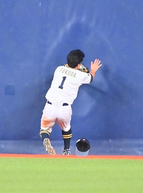 オリックス対ソフトバンク 2回表ソフトバンク2死二塁、甲斐の打球を背走し好捕する中堅手福田(撮影・和賀正仁)