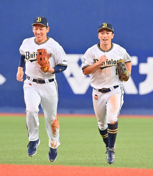 オリックス対ソフトバンク 2回表ソフトバンク2死二塁、甲斐拓也の打球を背走し好捕した中堅手福田は笑顔でベンチに戻る、左は吉田正(撮影・和賀正仁)