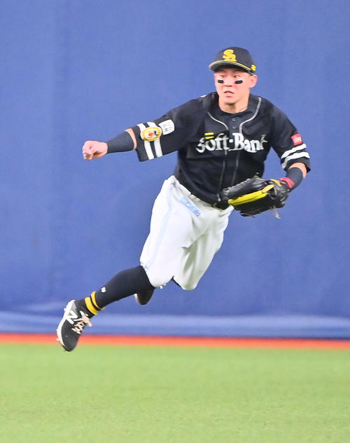 オリックス対ソフトバンク 2回裏オリックス1死満塁、宗の打球を捕球し本塁で安達を刺す中堅手牧原大(撮影・和賀正仁)