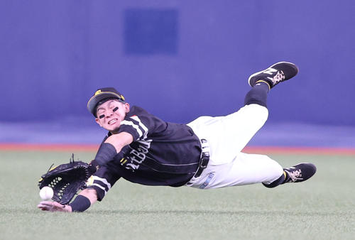 オリックス対ソフトバンク 4回裏オリックス2死、宗佑磨の打球に飛びつく中堅手の牧原大成、中前安打となるが好プレー(撮影・梅根麻紀)