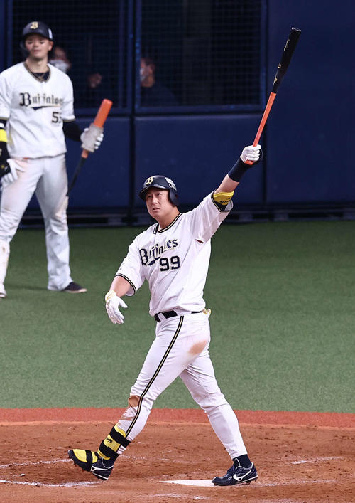オリックス対ソフトバンク 5回裏オリックス1死二塁、杉本は左越えに勝ち越し2点本塁打を放つ(撮影・上田博志)
