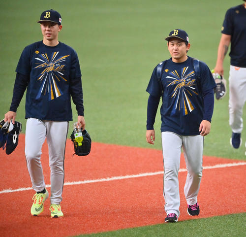 笑顔で練習を切り上げる宮城、左は本田(撮影・和賀正仁)