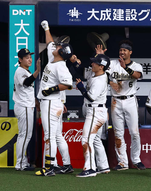 オリックス対ソフトバンク 5回裏オリックス1死二塁、左越えに勝ち越し2点本塁打を放った杉本(左から2人目)は昇天ポーズを見せる(撮影・上田博志)