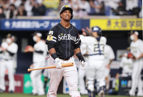 オリックス対ソフトバンク 6回表ソフトバンク2死一、二塁、グラシアルは空振りの三振(撮影・梅根麻紀)