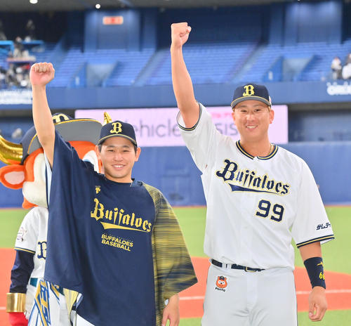 オリックス対ソフトバンク ヒーローインタビュー後、昇天ポーズをする宮城(左)と杉本(撮影・和賀正仁)
