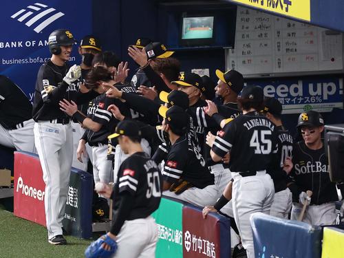 オリックス対ソフトバンク 1回表ソフトバンク1死一、三塁、デスパイネ(左)の遊ゴロの間に生還した三森(左)はナインと笑顔を見せながらハイタッチをする(撮影・上田博志)