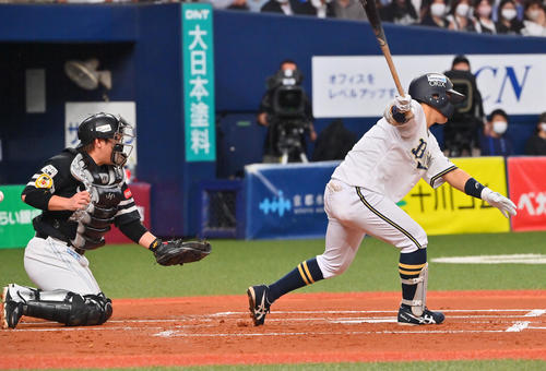 オリックス対ソフトバンク 1回裏オリックス2死一、二塁、振り逃げで出塁する西野(撮影・和賀正仁)