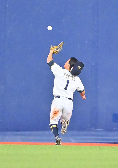 オリックス対ソフトバンク 2回表ソフトバンク2死二塁、甲斐の打球を背走し好捕する中堅手福田(撮影・和賀正仁)