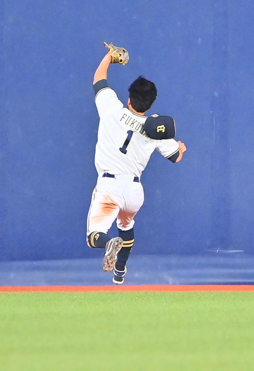 オリックス対ソフトバンク 2回表ソフトバンク2死二塁、甲斐の打球を背走し好捕する中堅手福田(撮影・和賀正仁)