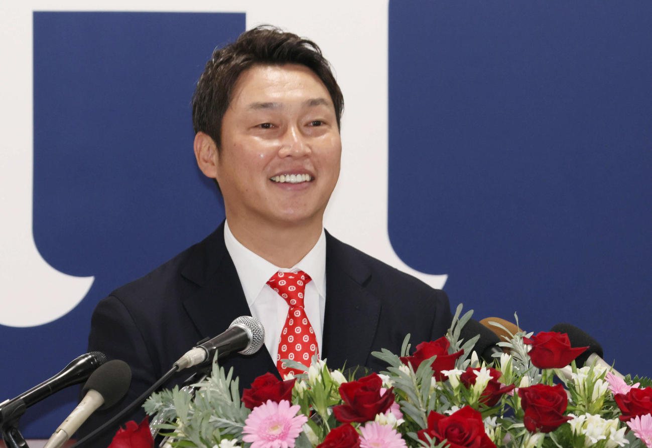 広島の監督に就任し、会見する新井新監督（撮影・加藤孝規）