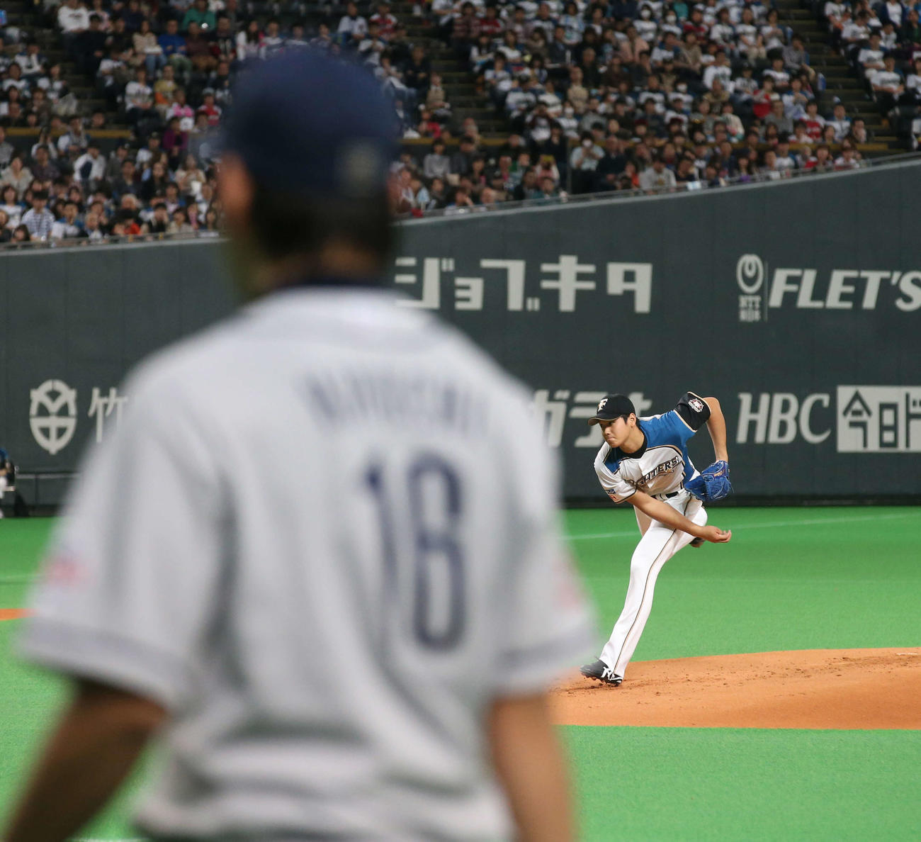菊池（手前）の前で力投する大谷