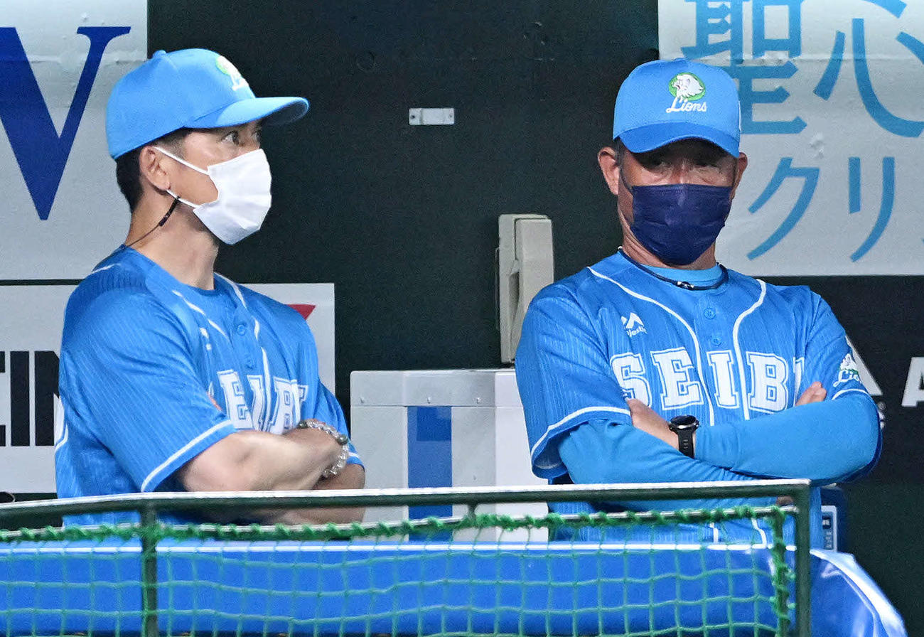 7月2日のソフトバンク戦で戦況を見守る西武辻監督（右）と松井ヘッドコーチ