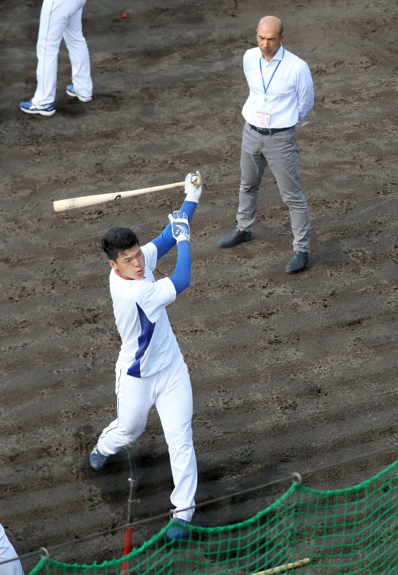 20年2月、ティー打撃を行う中日石川昂を後方から見る和田氏