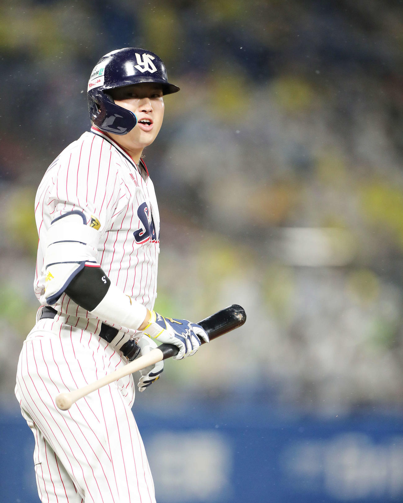 ヤクルト対阪神　3回裏ヤクルト2死一塁、左越え逆転2点本塁打を放ち、ベンチに振り向く村上（撮影・河田真司）