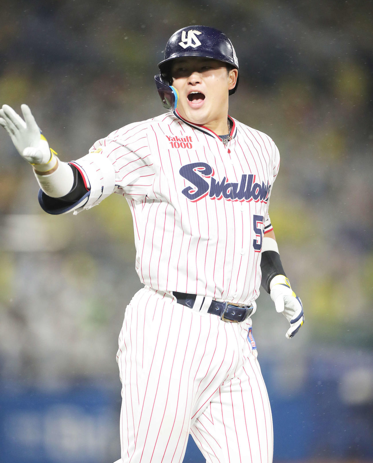 ヤクルト対阪神　3回裏ヤクルト2死一塁、左越え逆転2点本塁打を放ち、ベンチに振り向きほえる村上（撮影・河田真司）