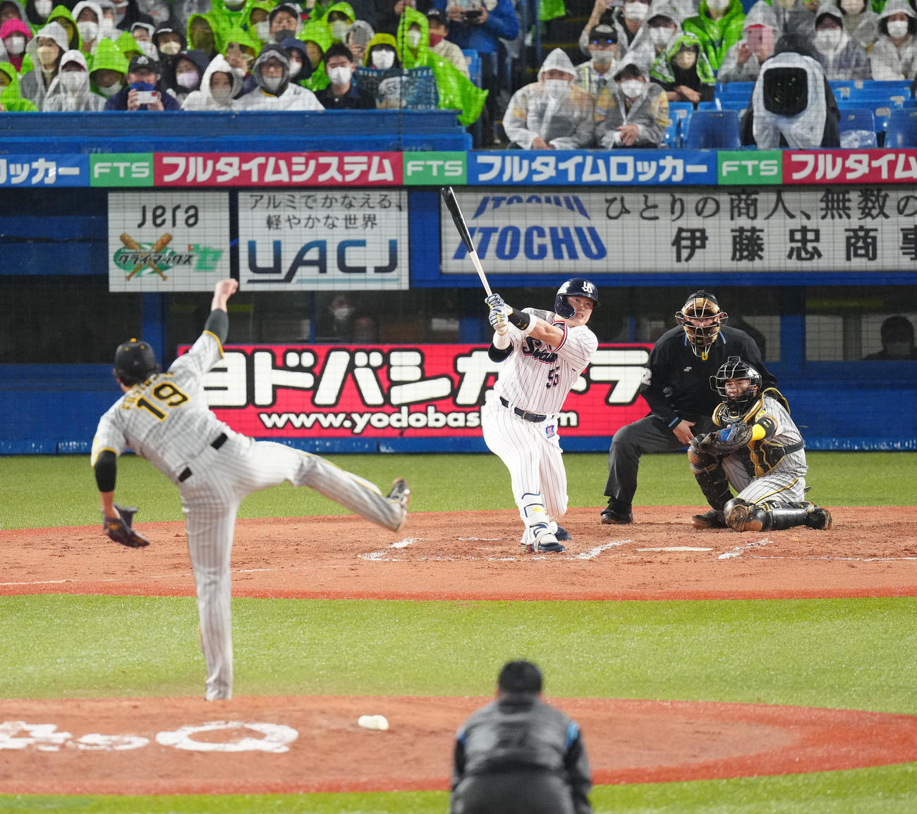ヤクルト対阪神　3回裏ヤクルト2死一塁、左越えに逆転2点本塁打を放つ村上。投手藤浪（撮影・江口和貴）