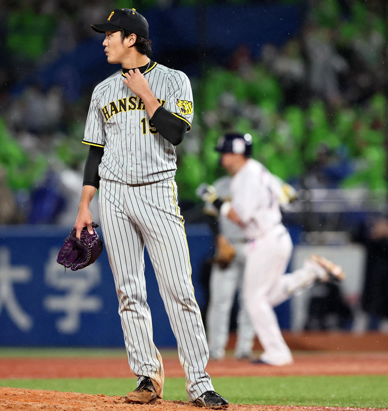 ヤクルト対阪神　3回裏ヤクルト2死一塁、藤浪は村上に左越え2点本塁打を被弾（撮影・加藤哉）