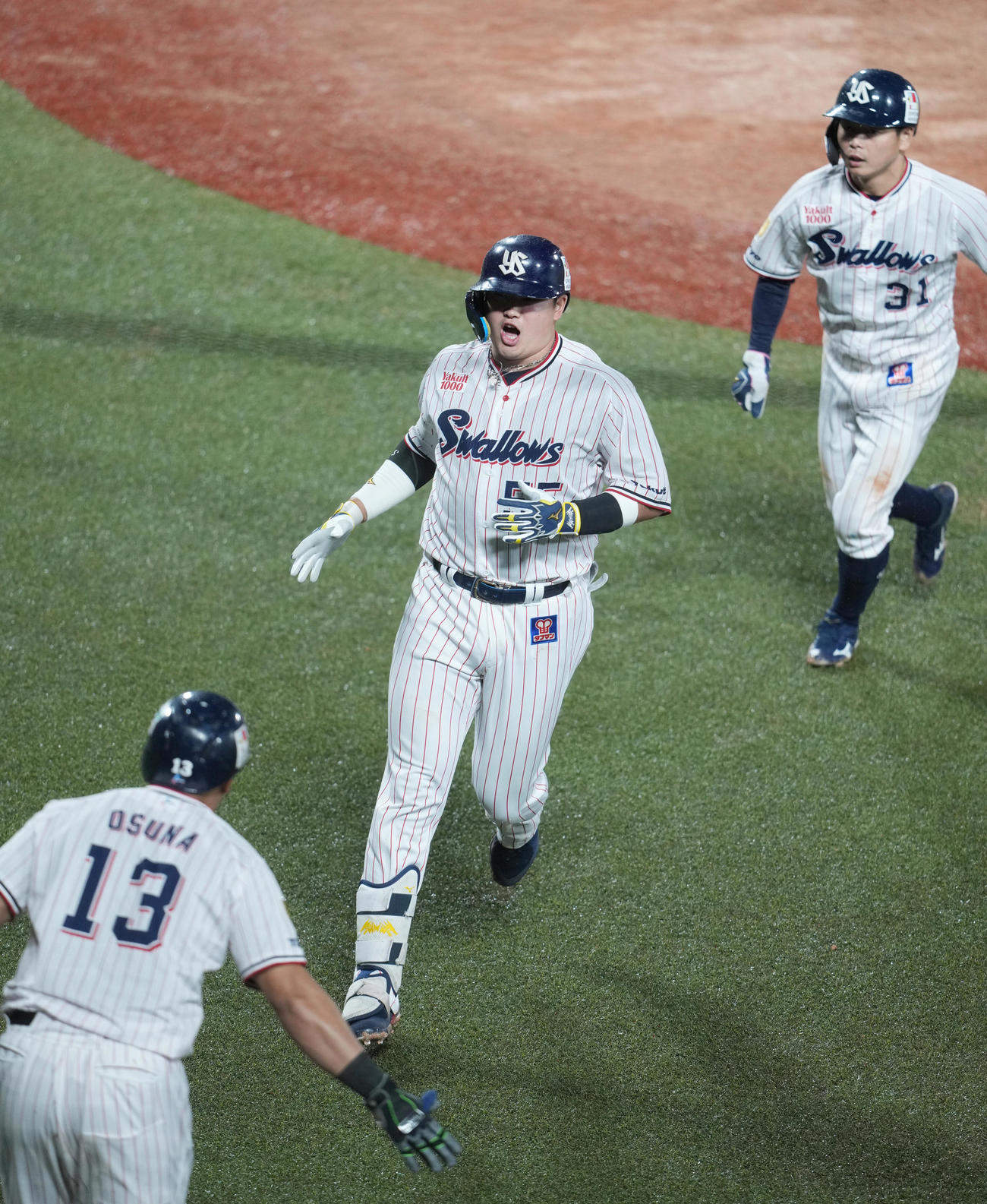 ヤクルト対阪神　3回裏ヤクルト2死一塁、村上（中央）は左越えに逆転2点本塁打を放つ（撮影・小沢裕）　