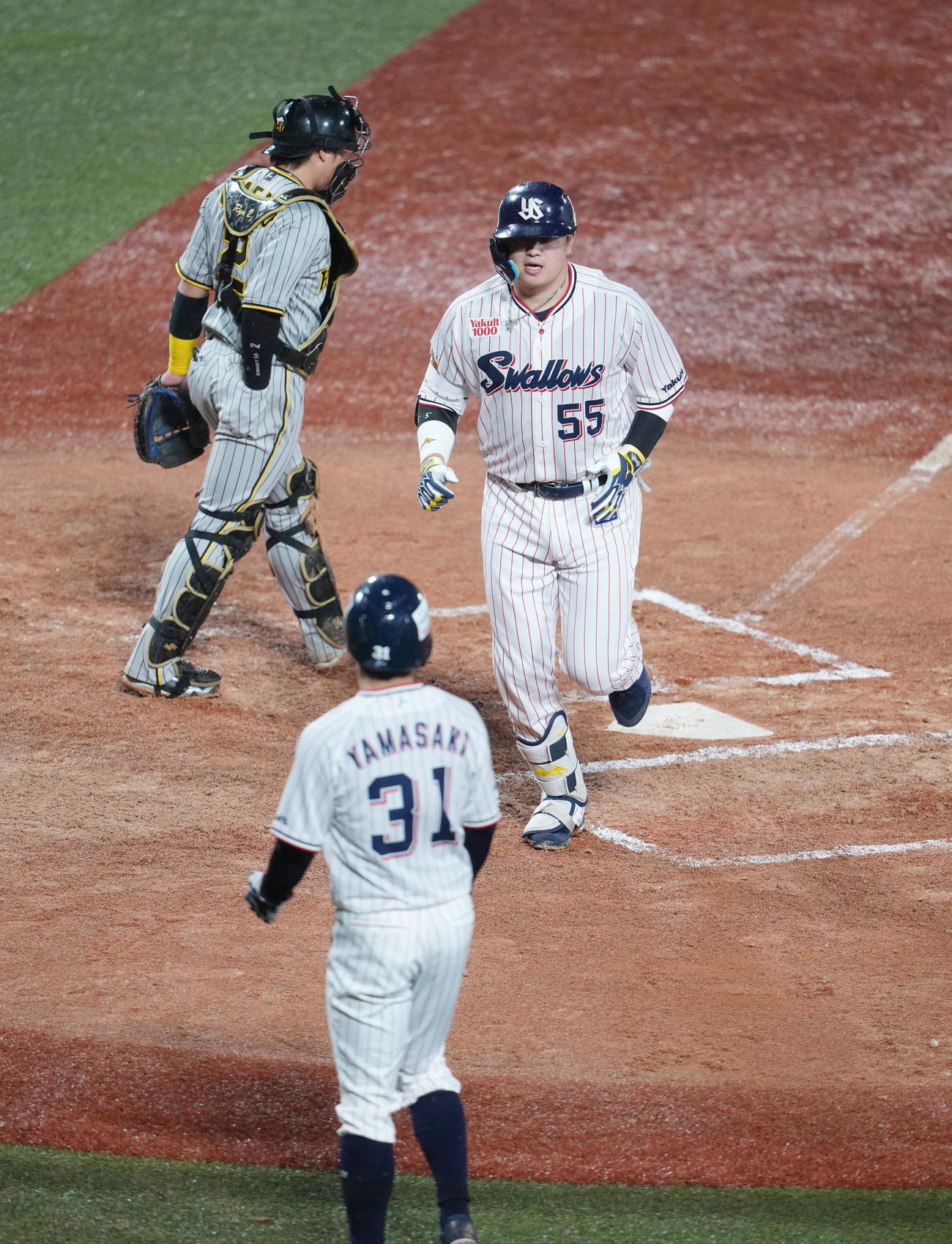 ヤクルト対阪神　3回裏ヤクルト2死一塁、村上は左越えに逆転2点本塁打を放つ（撮影・小沢裕）　