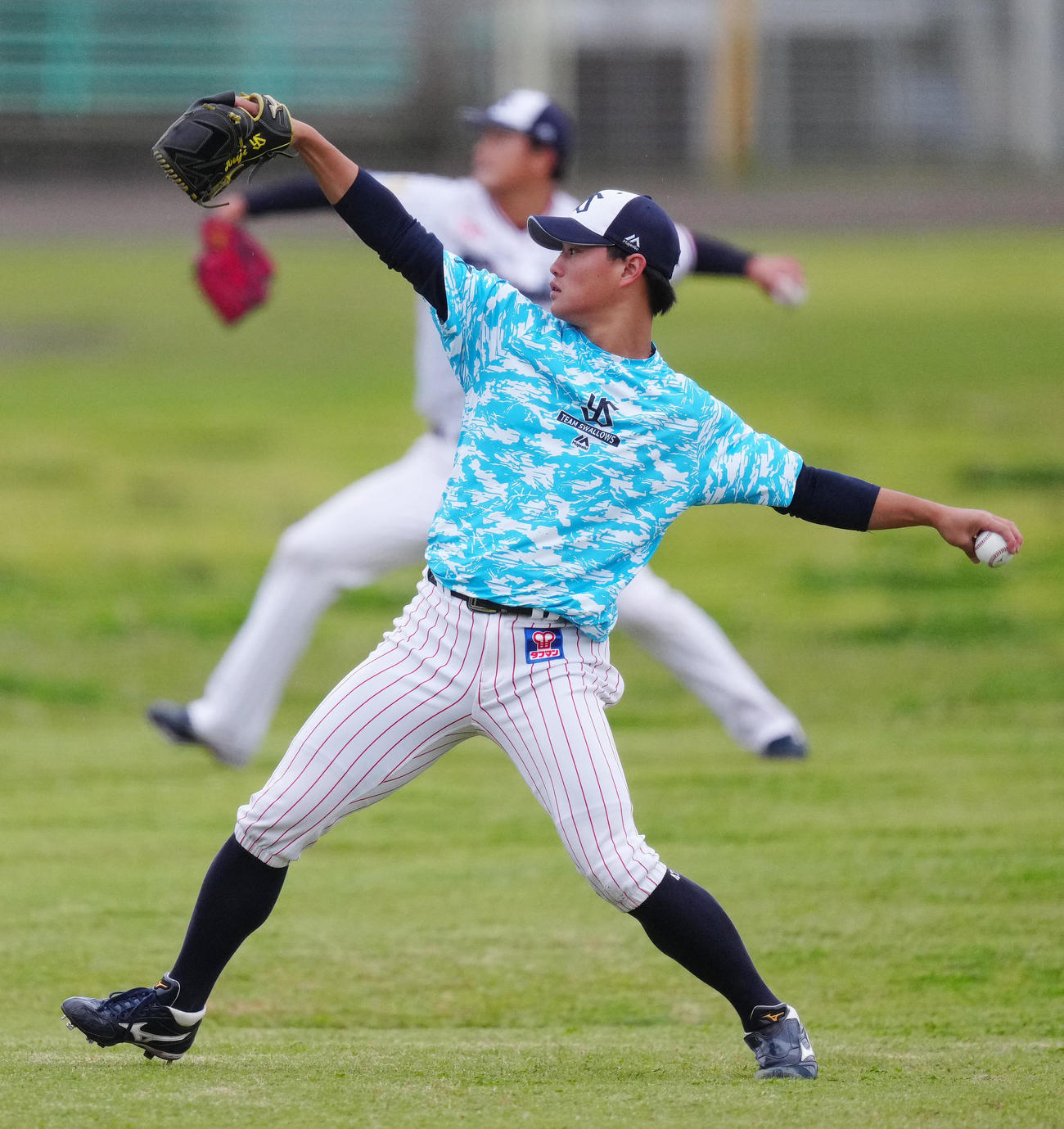 ヤクルト対阪神　試合前練習でキャッチボールするヤクルト高橋（撮影・江口和貴）