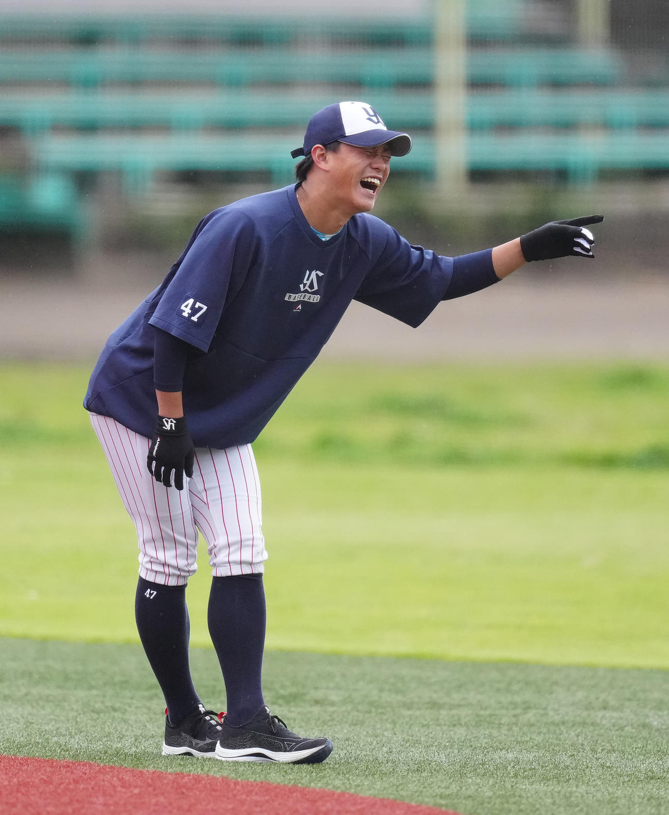 ヤクルト対阪神　試合前練習で笑顔を見せるヤクルト高橋（撮影・江口和貴）