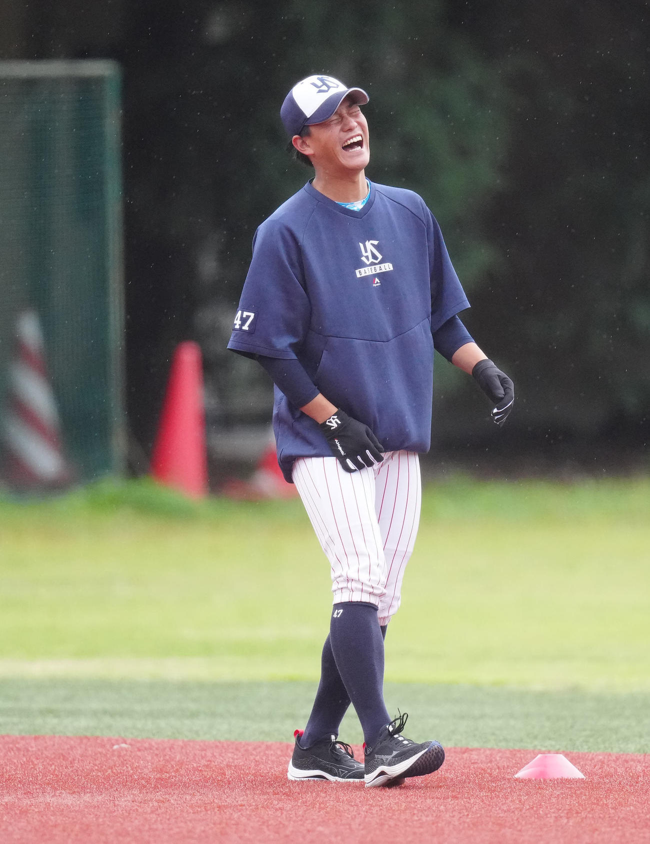 ヤクルト対阪神　試合前練習で笑顔を見せるヤクルト高橋（撮影・江口和貴）