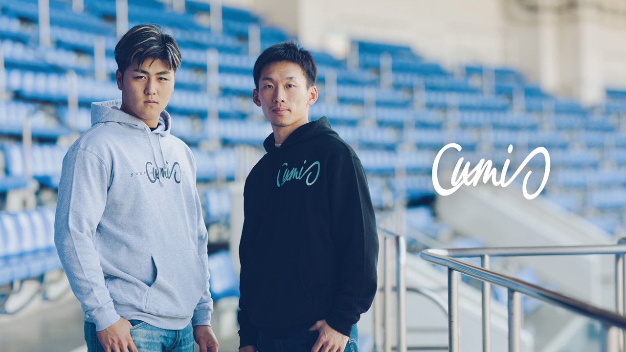 ロッテはライフスタンドブランド「umi」の第6弾を発売。モデルは山口（左）と高部（写真は球団提供）