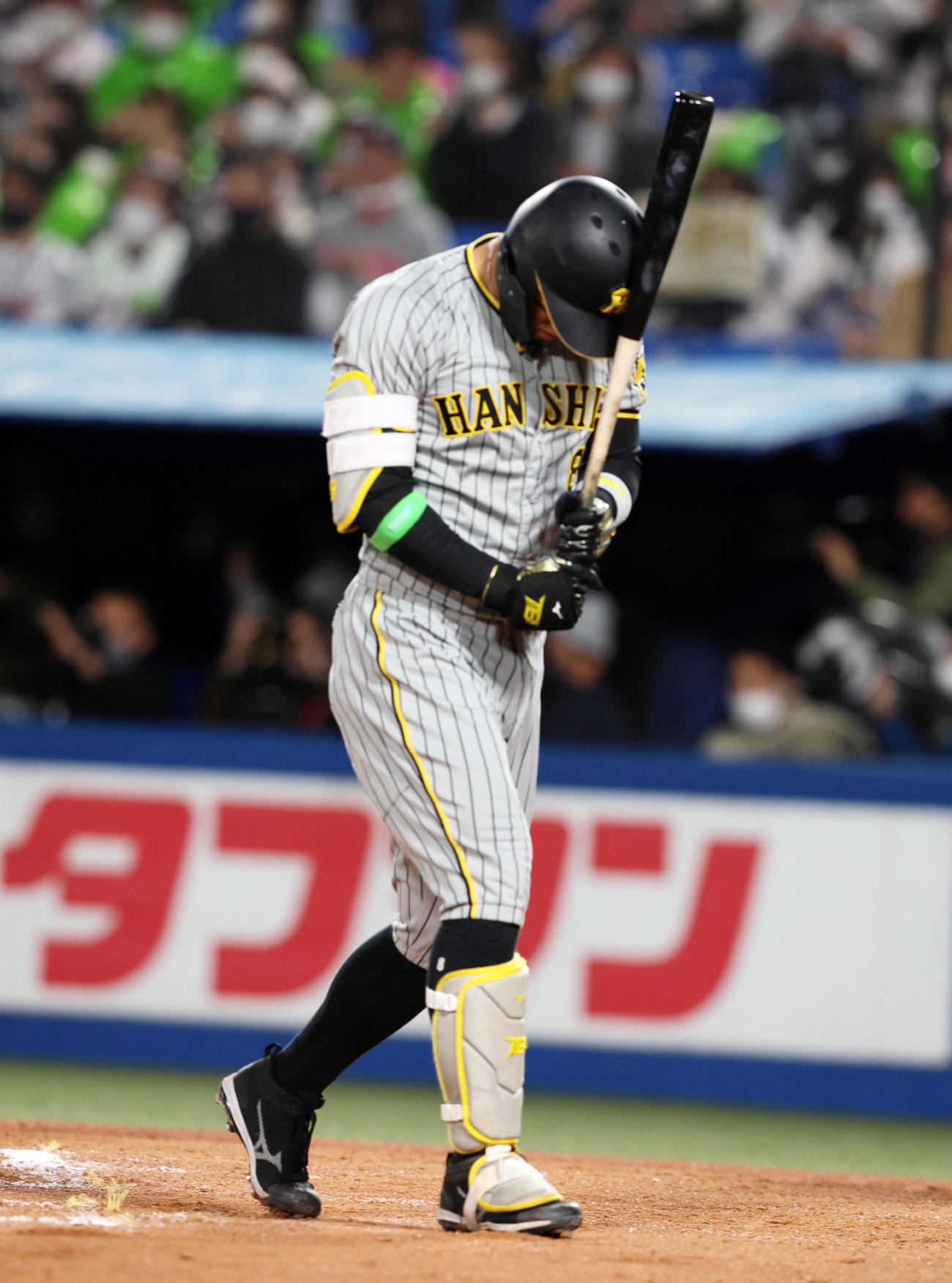 12日、三振に倒れがっくりとベンチへ引き揚げる阪神佐藤輝明