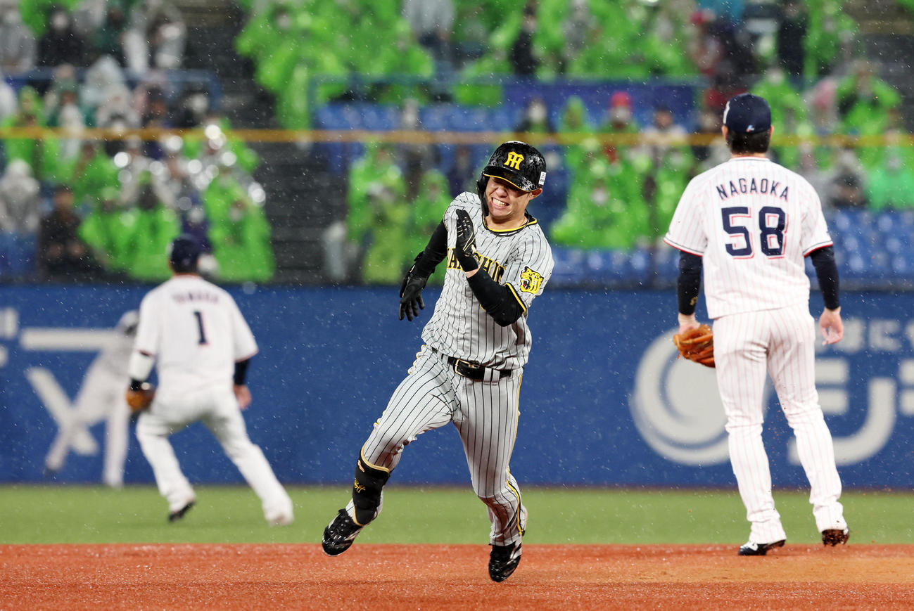 ヤクルト対阪神　1回表阪神無死、中野は右越え三塁打を放ちベースを回る（撮影・加藤哉）