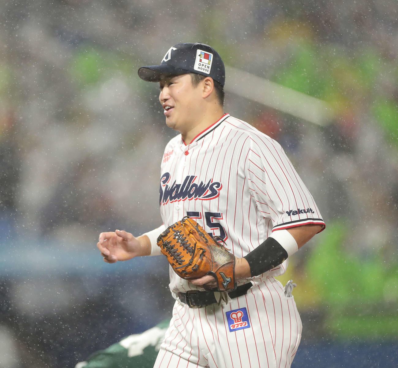 ヤクルト対阪神　1回表を終え、雨の中ベンチに戻る村上（撮影・河田真司）