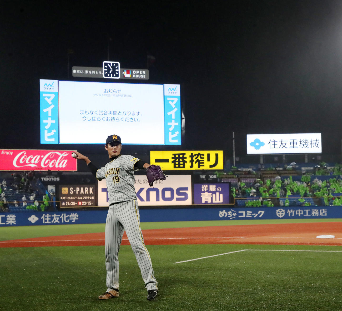 雨天中断から試合再開となりキャッチボールする藤浪（撮影・加藤哉）