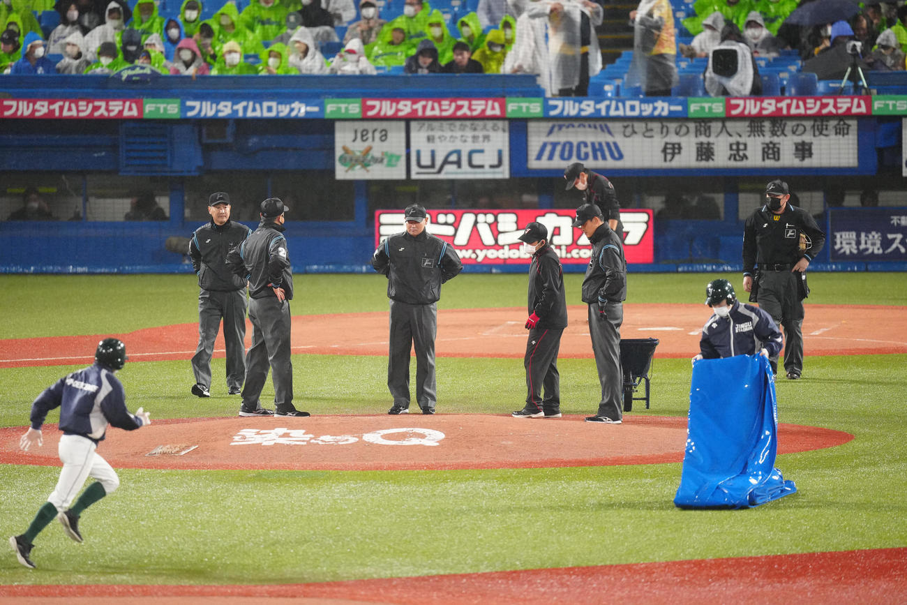 ヤクルト対阪神　1回裏、降雨で中断するも再開の準備が行われる（撮影・江口和貴）