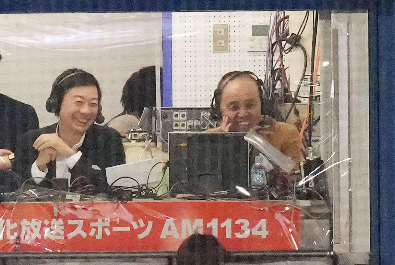 ヤクルト対阪神　試合前、笑顔を見せるラジオ解説の岡田氏（後方右）（撮影・江口和貴）