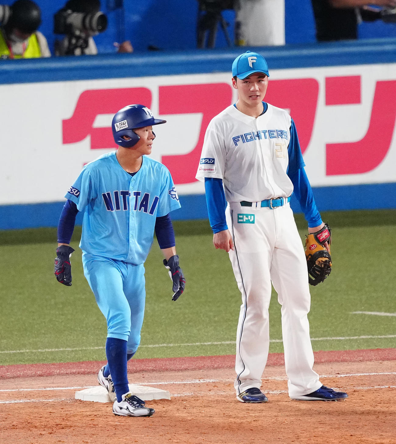日体大・矢沢宏太（左）と日本ハム清宮幸太郎（22年8月1日）