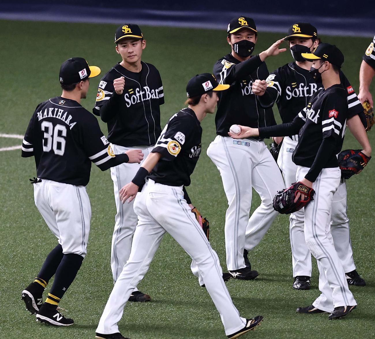 オリックス対ソフトバンク　2回裏オリックス1死満塁、安達の生還を阻止した牧原大（左）をグータッチで出迎える板東（撮影・上田博志）