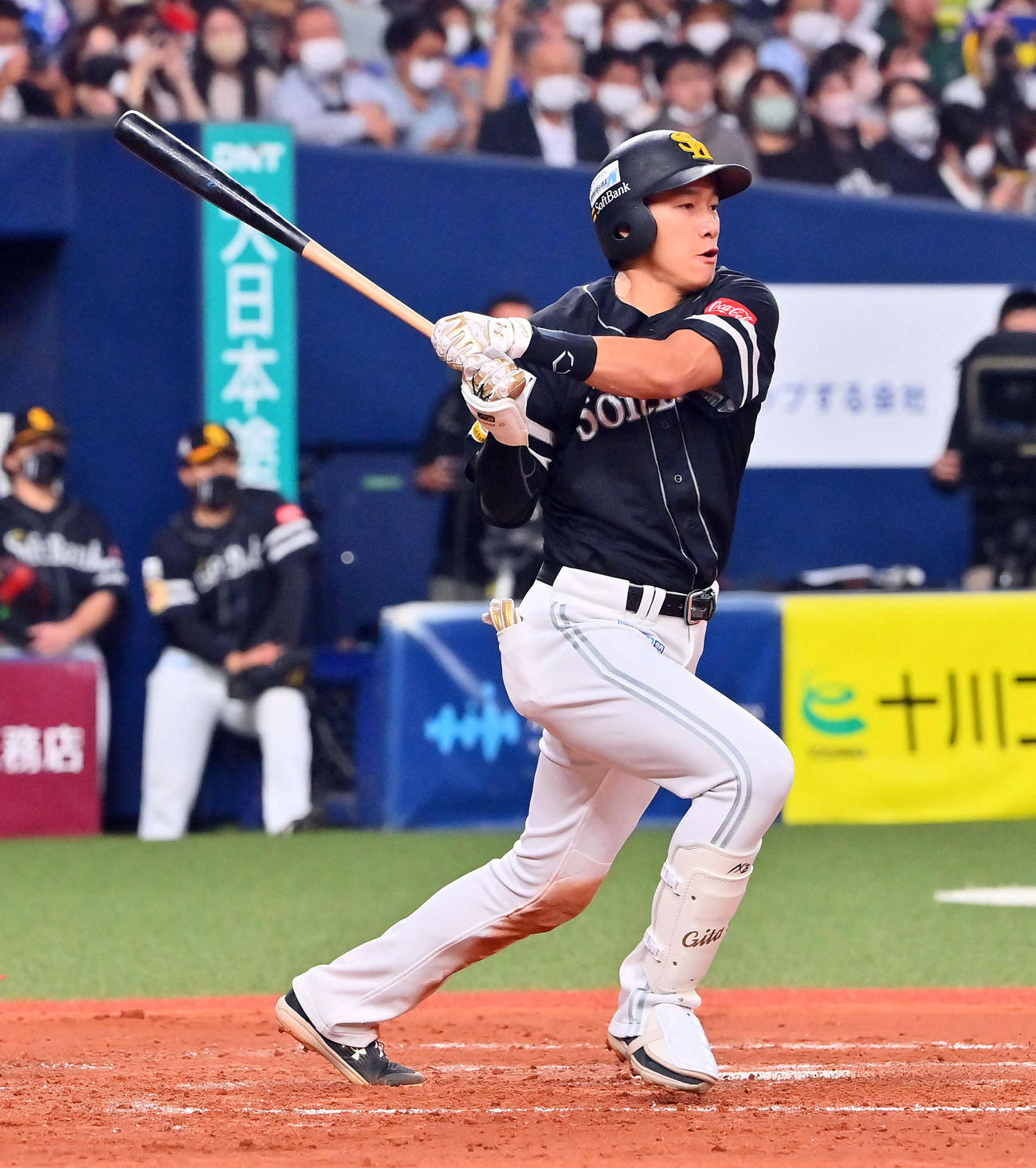 オリックス対ソフトバンク　3回表ソフトバンク1死一塁、右翼線に勝ち越し適時二塁打を放つ柳田（撮影・和賀正仁）