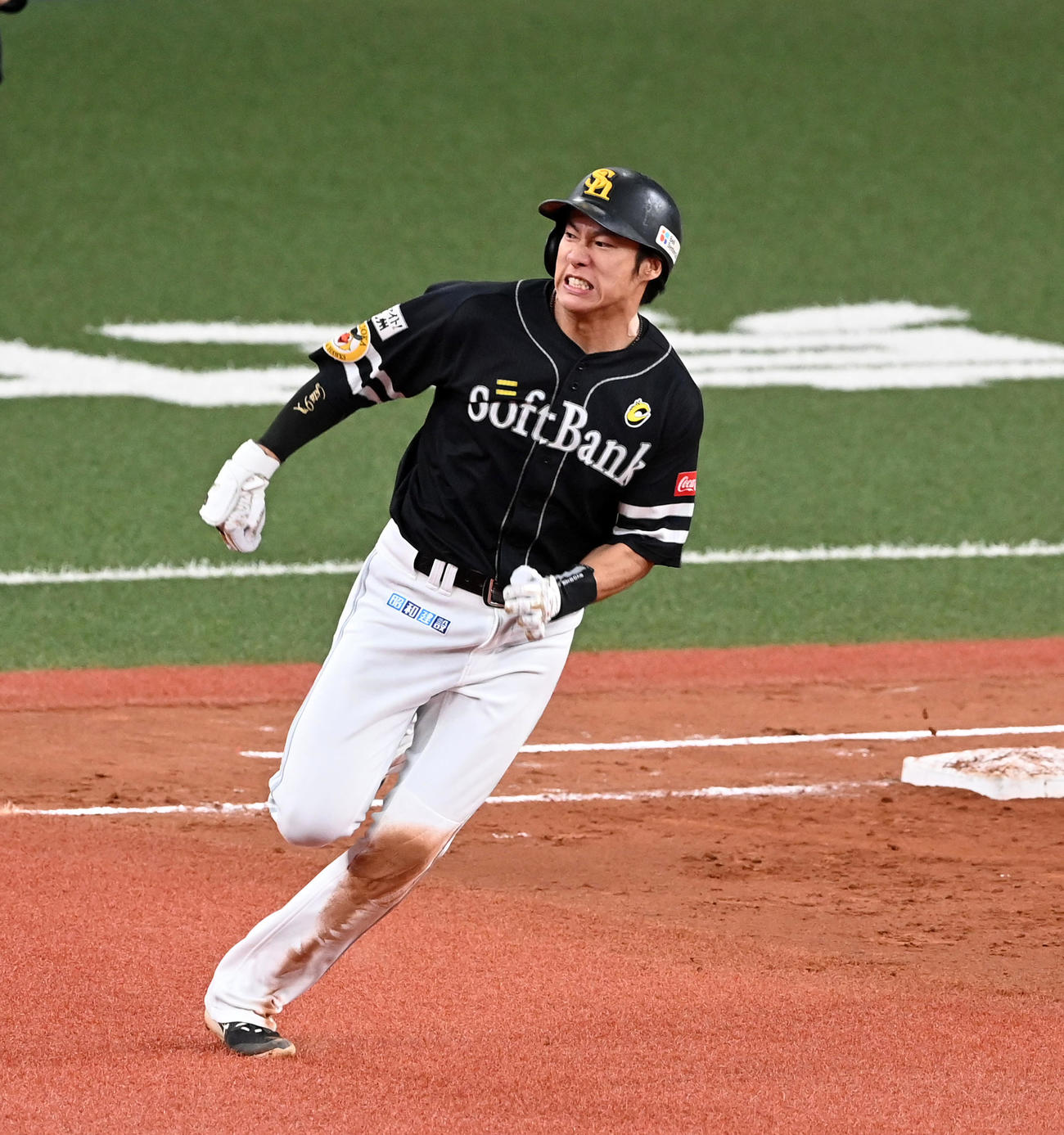 オリックス対ソフトバンク　3回表ソフトバンク1死一塁、柳田は右適時二塁打を放つ（撮影・前岡正明）