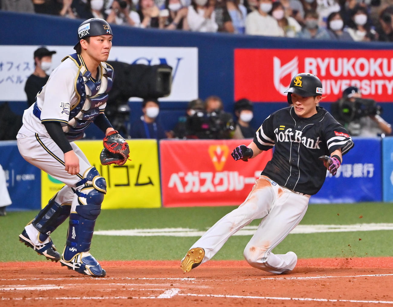 オリックス対ソフトバンク　3回表ソフトバンク1死一塁、柳田の二塁打で生還する周東（撮影・和賀正仁）