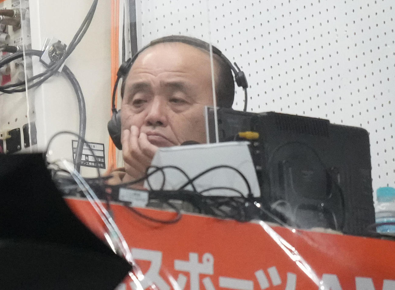 1回裏ヤクルト2死一塁、村上を迎えたところで雨のため試合が一時中断し、再開を待ちわびる阪神の次期監督に内定している岡田氏（撮影・小沢裕）　